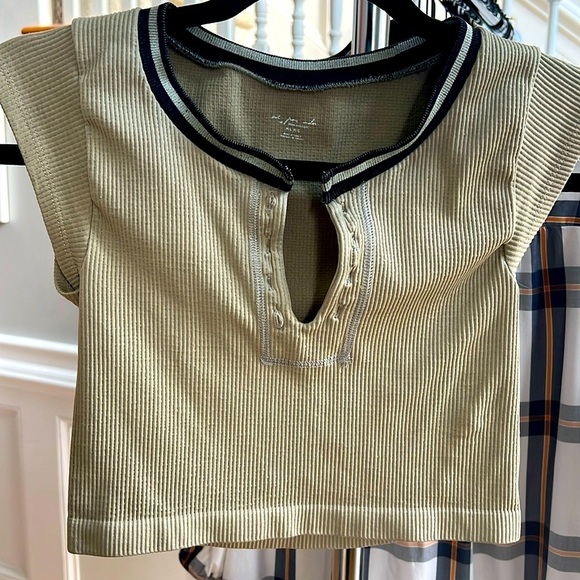 URBAN OUTFITTERS - GOLD CROP BABY TEE - SIZE M/L - Picture 1 of 4